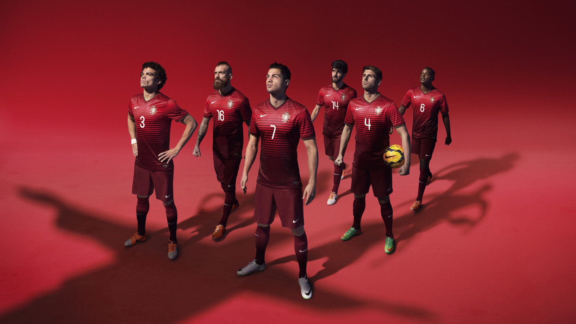 “球场内外：运动员的多彩生活展开”，运动员在球场训练形容词